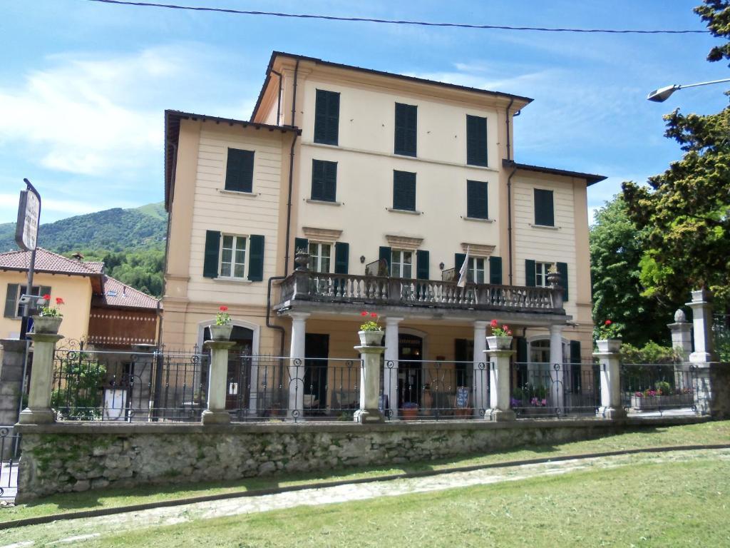 Hotel La Torre Castiglione dʼIntelvi Exterior foto